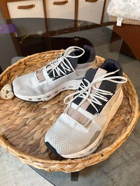 Women’s On Cloud cloud nova size 7 blue and tan